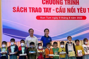 Học sinh thành phố cẩn thận giữ gìn sách để tặng học sinh vùng cao
