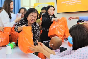 Tết trao yêu thương cho bệnh nhi ung thư BV Ung bướu TP.HCM