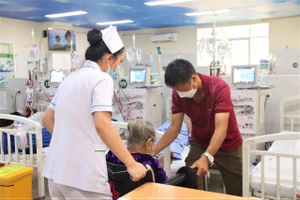 Tiếp sức cho bệnh nhân bằng cái nắm tay nhiều giờ liền