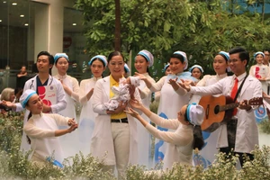 Y, bác sĩ Bệnh viện Hùng Vương thành người mẫu, ca sĩ trong 'Mầm sống'