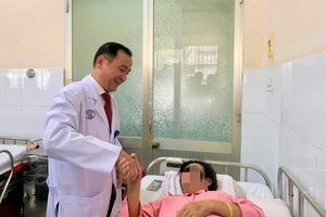 11 lần phẫu thuật cứu người đàn ông bị container cán qua người 