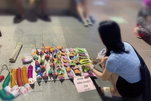 Ra phố đi bộ Nguyễn Huệ tìm lại tuổi thơ với sâu bọ, cào cào 