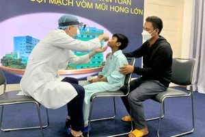 Nội soi lấy khối u lớn 10cm cho cháu bé người dân tộc thiểu số