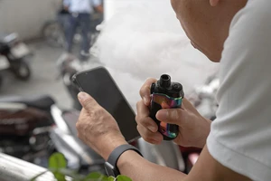 Nhiều học sinh hút thuốc lá điện tử phải cấp cứu, Bộ Y tế chỉ đạo khẩn