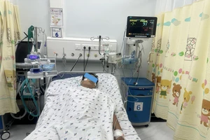 Bé trai 14 tuổi ngất xỉu do sốc nhiệt sau khi tập chạy quanh sân bóng