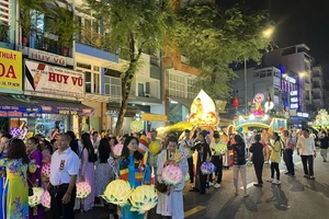 Đông đảo Phật tử tại TP.HCM tham gia lễ rước kiệu Đức Phật