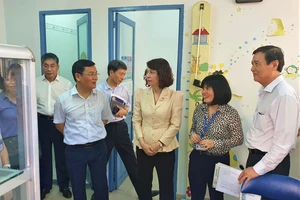 Thứ trưởng Bộ Y tế kiểm tra việc phòng chống dịch tay chân miệng tại TP.HCM