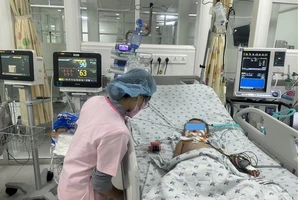 Bé trai 2 tuổi sốc sốt xuất huyết nặng, lọc máu liên tục 3 đợt