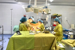 Mâu thuẫn va quẹt xe, người đàn ông bị đâm vào ngực bằng dao tự chế