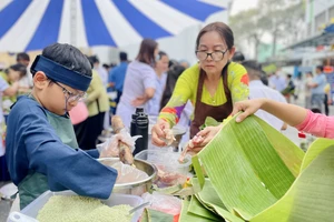 Thân nhân, bệnh nhi và nhân viên y tế thi gói bánh chưng, bánh tét