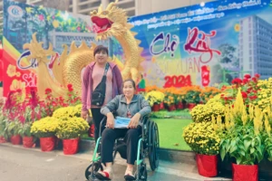 Người bệnh tham quan, xin chữ đầu năm tại đường hoa xuân BV Chợ Rẫy