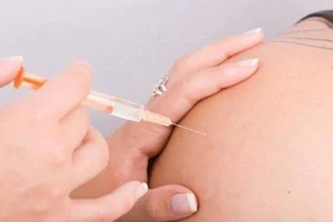 Cô gái bị biến chứng sau khi tiêm chất làm đầy, phải nhập viện