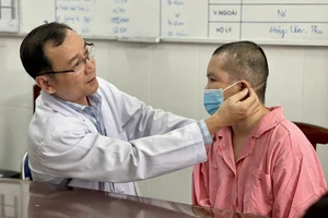 1 công nhân nhà máy kéo sợi bị máy cuốn lóc toàn bộ da đầu