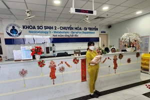 Em bé được thông van tim trong bào thai vừa xuất viện