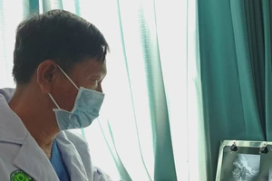 Kim băng dài 3 cm bung ra trong miệng thực quản bé trai