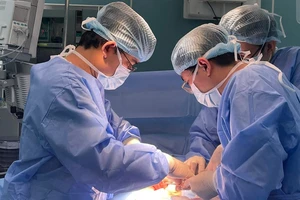 Thủng ruột do uống thuốc còn nguyên vỉ