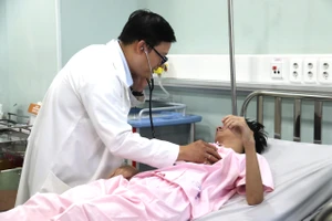 Ngủ gục khi lái xe máy, 2 thiếu niên đâm vào tường gãy chân, chấn thương thận