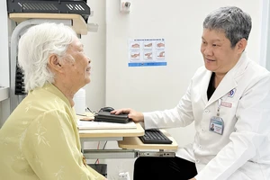 Cụ bà 95 tuổi mang khối bướu cổ to biến dạng, gây hẹp khí quản