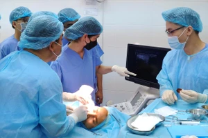 Căng chỉ trẻ hóa da, 2 người bị áp xe vùng mặt nghiêm trọng