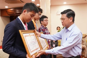 TP.HCM tặng bằng khen cho học sinh đạt giải nhì khoa học kỹ thuật