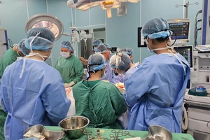 Hút thuốc khi đốt rác, nam thanh niên bỏng nặng, biến dạng cơ thể