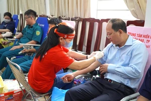 Phó Bí thư thường trực Nguyễn Hồ Hải hiến máu tình nguyện 'Kết nối dòng máu Việt'