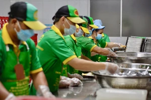 Hạ giá suất ăn để cạnh tranh: Tiềm ẩn nguy cơ mất an toàn thực phẩm