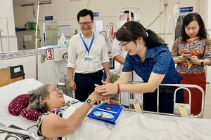 Vụ gãy nhánh cây tại Công viên Tao Đàn: Lãnh đạo UBND TP.HCM thăm, động viên nạn nhân