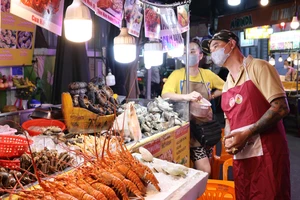 Phố ẩm thực Hồ Thị Kỷ thiếu nhà vệ sinh và bãi giữ xe