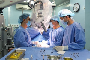 Hi hữu: Nam thanh niên bị cây cơ bida đâm xuyên hạ bộ 