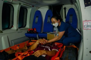 Xuyên đêm đưa 2 bệnh nhân nguy kịch từ đảo về đất liền điều trị