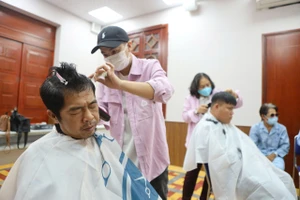 Ở Bệnh viện Mắt TP.HCM, bệnh nhân được xem ca nhạc, cắt tóc, làm nail