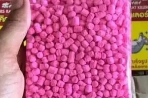 Bé trai bị ngộ độc do bạn thách ăn thuốc diệt chuột