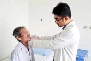 Tưởng chỉ bị nhiệt miệng, không ngờ ung thư lưỡi 