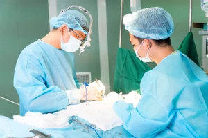 Tiêm 'mỡ nhân tạo' nâng ngực, 5 năm sau biến chứng nghiêm trọng