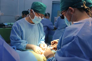 Bé trai 13 tuổi suy thận mạn được cứu sống nhờ người hiến tạng chết não