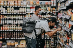 Nguy cơ mất an toàn thực phẩm từ giỏ quà Tết 