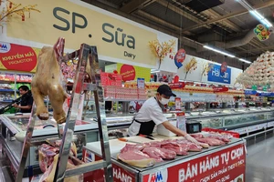 Khu chế biến thực phẩm ở 1 siêu thị TP.HCM còn thiếu vệ sinh an toàn thực phẩm