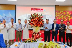 Thứ trưởng Bộ Y tế Đỗ Xuân Tuyên thăm, chúc mừng các bệnh viện tại TP.HCM