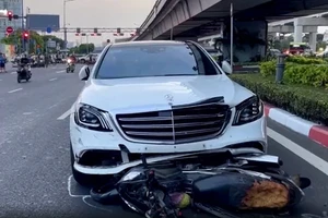 Vụ ô tô Mercedes tông hàng loạt xe máy: Một nữ sinh tử vong