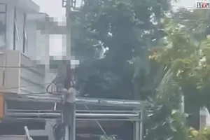 Người đàn ông bị điện giật mắc kẹt trên cột điện, tiên lượng rất nặng