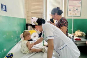 Bệnh tay chân miệng vào mùa, TP.HCM lo ngại dịch chồng dịch