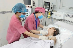 Dùng xe cấp cứu 2 bánh kịp thời cứu cụ bà ngưng tim ngưng thở