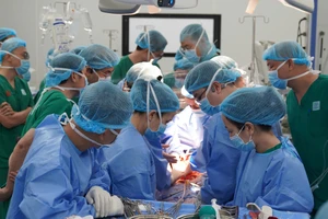 Gần 100 y bác sĩ phẫu thuật lấy ghép tạng giúp hồi sinh 7 cuộc đời