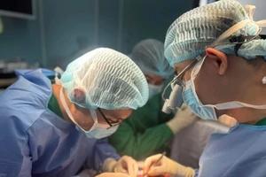 1 phụ nữ được đưa đi cấp cứu cùng chiếc máy xay thịt