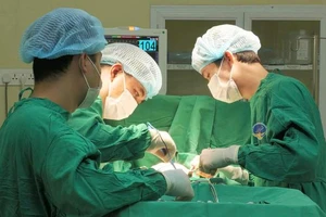 Cho ong đốt chữa ung thư vú, người phụ nữ phải nhập viện