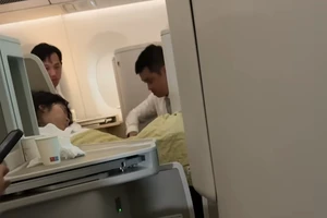 Xúc động câu chuyện bác sĩ cứu bé gái bị co giật trên chuyến bay