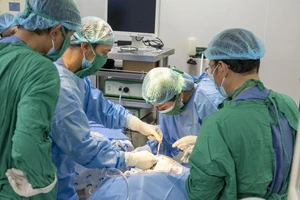 Bị đũa nhựa đâm vào mắt, nguy cơ thủng nhãn cầu