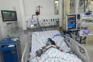 Bé 5 tuổi bị sốc sốt xuất huyết, suy hô hấp nặng phải thở máy