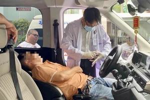 Vừa dừng xe trả khách, tài xế bất ngờ bị đột quỵ xuất huyết não nguy kịch